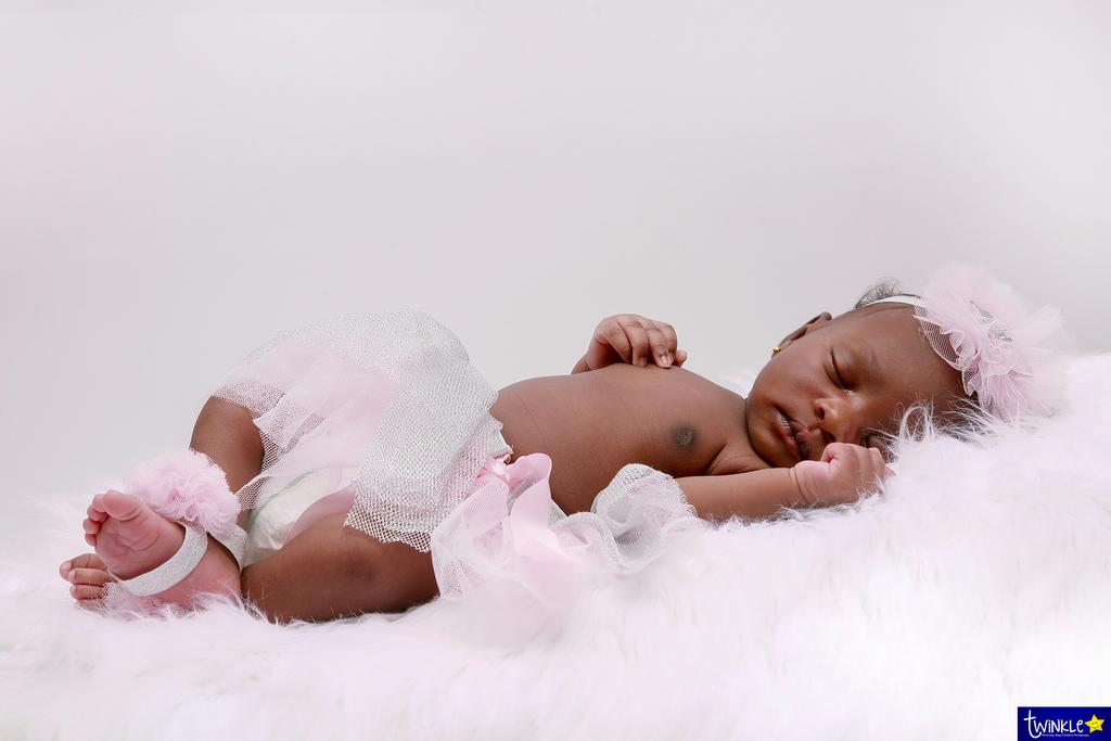 twinklestarng's tweet photo. Cuteness! Pretty in Pink! Baby Princess 👸 Feyisikemi's snuggle moments in the Studio, so peaceful! 
That after -work- jump -on- the bed kind of feeling!  Lolz 😁! #goals #mood
#newbornphotography #babyphotography #infantphotography #infant  #cutecuddle #snuggle  #mondaymood https://t.co/Lm2VOW2v8v