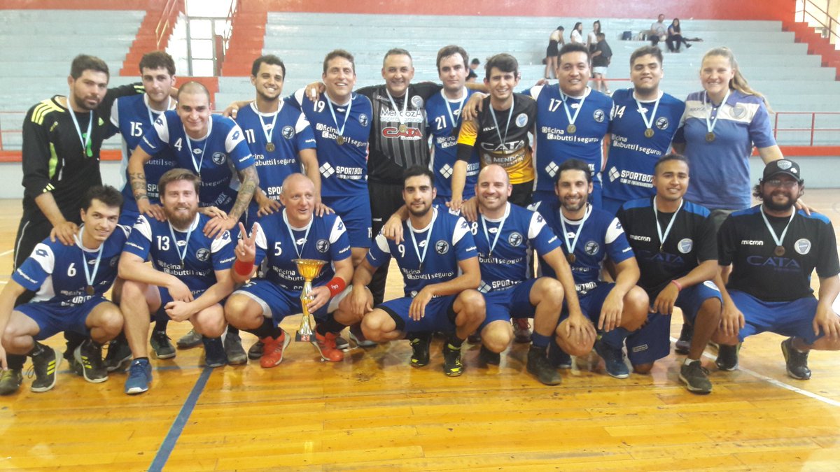 HandballMendoza's tweet photo. #CopaAndina 😎
#mayor #masculino
#CopaOro 🏆
#AMeBal se quedó con el 1er lugar después de vencer 34-23 a @HandballGC dejando a éste con el 2do puesto 👏👏👏👏
Felicitaciones a los equipos!!!!! https://t.co/LAudwwTXh9