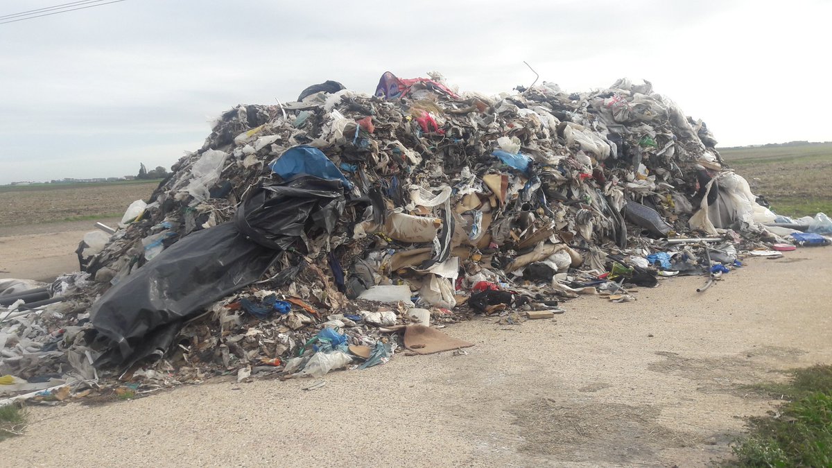 Kingston22W's tweet image. How could anyone #flytip this ?
Its on one of the best farms in the UK totally outrageous 
#stopatsource 
#flytipping
@CambsCops 
@EnvAgency 
@DefraGovUK 
@michaelgove 
@RTKfarmer