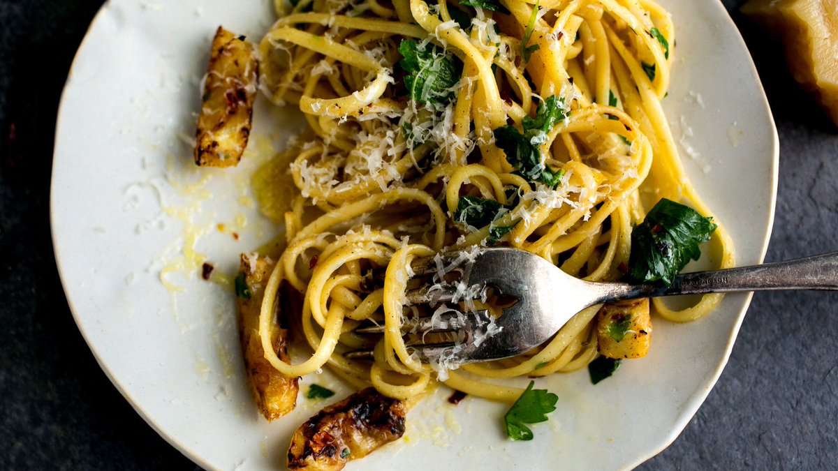 EdibleWC's tweet image. You probably already have a favorite pantry pasta dish that you habitually whip up when there’s nothing in the house for dinner. Next time, try this one instead. buff.ly/2C3KBJz