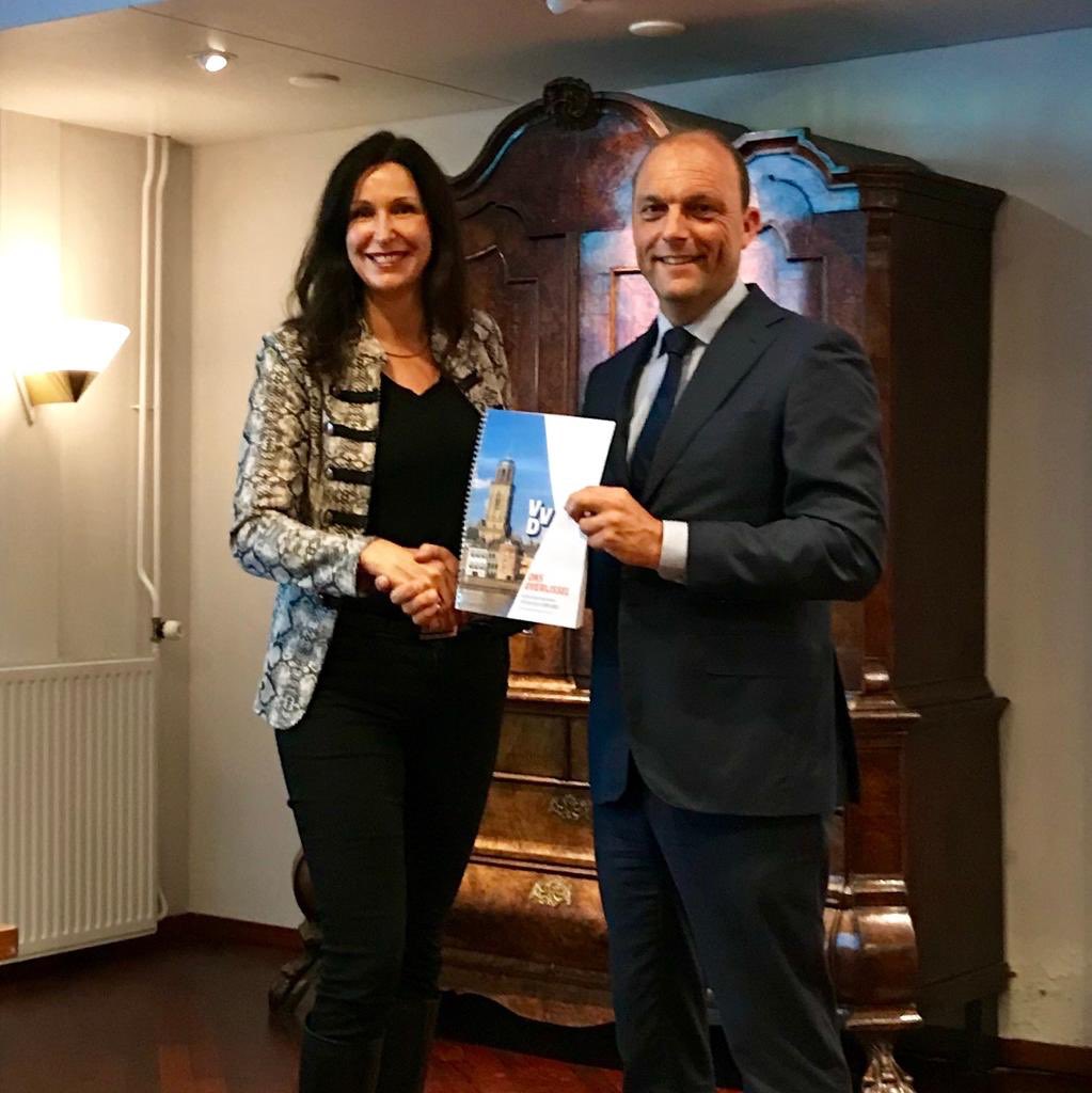 ‘Ons Overijssel’, het verkiezingsprogramma van de  <a href="/vvdoverijssel/">VVD Overijssel</a> is zojuist door de leden vastgesteld. Trots op onze lijsttrekker <a href="/MoniquevanHaaf/">Monique van Haaf</a>! #OnsOverijssel #VVD #VVDOverijssel