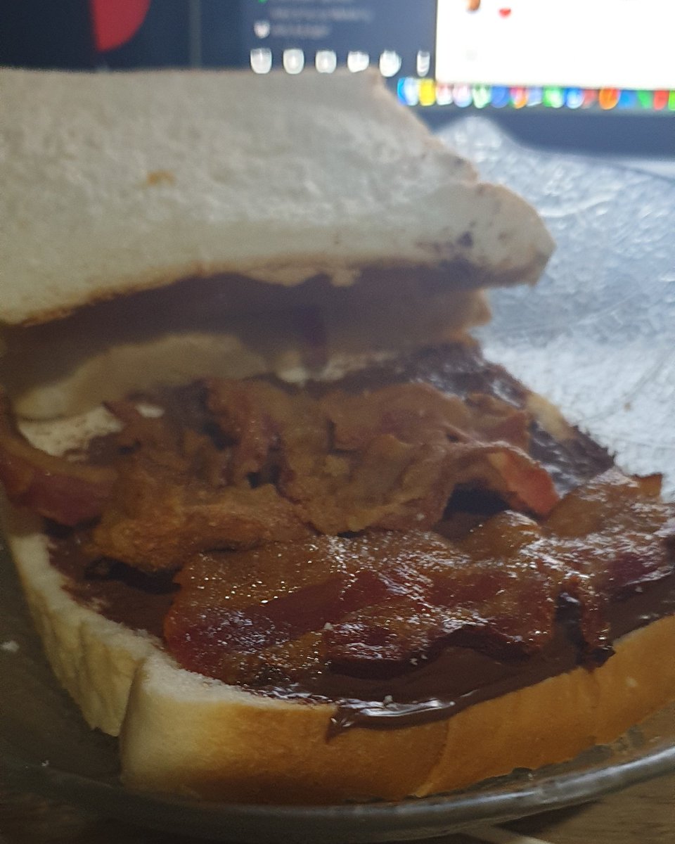isangblacktupa's tweet photo. Mmmm lunch is a Nutella and Bacon sandwich 🥪 #GV #FatSheep https://t.co/130AbeYWSq