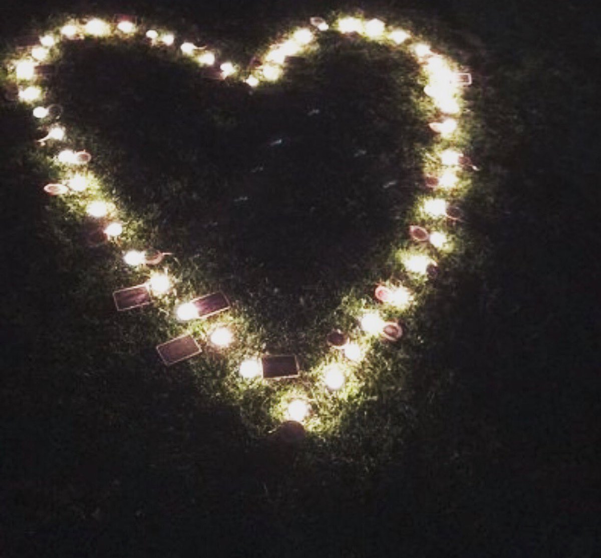 HayleyJaneGreen's tweet photo. Wave of light #BabyLossAwarenessWeek #BLAW2018 🌈👼🏼💭 https://t.co/6KNERjidl6