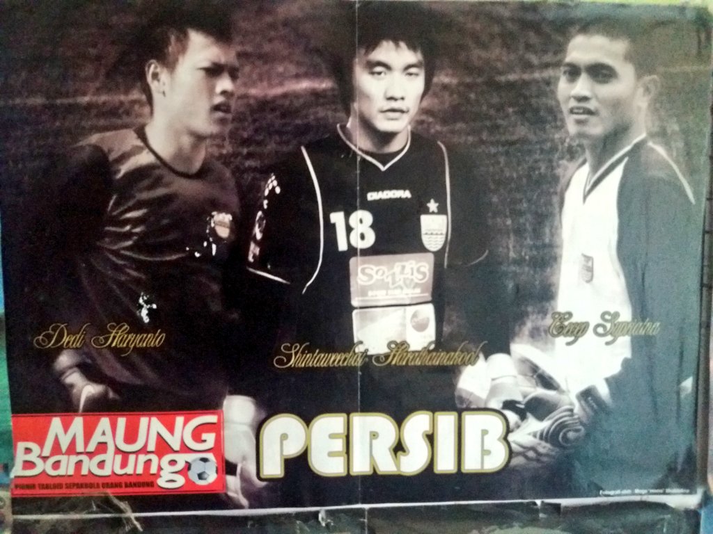 Deanwarsapta's tweet photo. Masih edisi mengenang Kosin Shintaweechai Hattairatanakool. Kebetulan masih aman nempel di tembok kamar 😅😁😂 Cc @persib @Changsuek_TH @ThaiFootballs @badboysbdg_ @officialvpc @BobotohID @wearepersibfans Tembuskeun ka om @jamril_nursehan @kangope #Kosin #THELASTSAVE https://t.co/qXWjBFlVCT