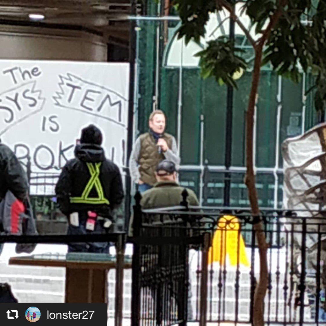 rockinkiefer's tweet photo. #repost @lonster27 from Instagram
Not a clear picture. But it's Kiefer Sutherland filming Designated Survivor #DesignatedSurvior https://t.co/tdO0yTIqas