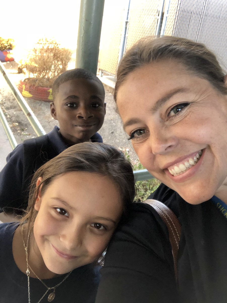 MsKoontzMDUSD's tweet image. Impromptu 5:00 photo shoot with our ASP darlings! @4mosss  #twinning #supersharkselfies #ASProcks