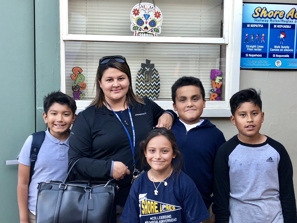 MsKoontzMDUSD's tweet image. Impromptu 5:00 photo shoot with our ASP darlings! @4mosss  #twinning #supersharkselfies #ASProcks