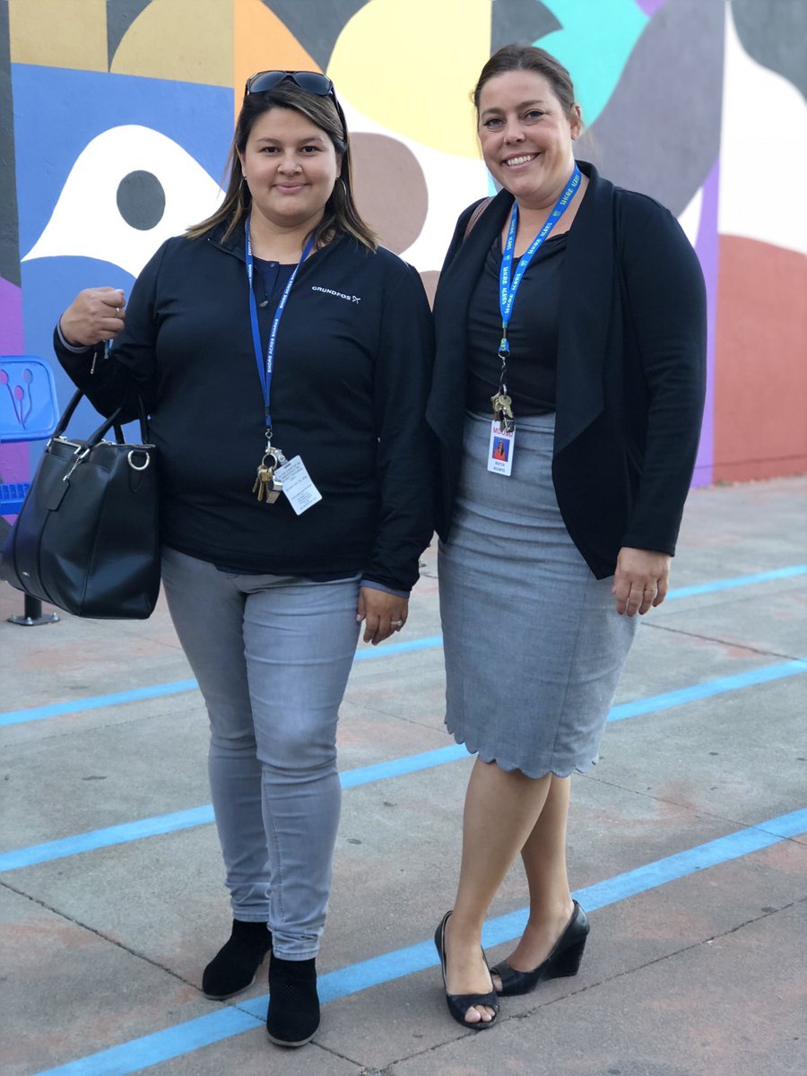 MsKoontzMDUSD's tweet image. Impromptu 5:00 photo shoot with our ASP darlings! @4mosss  #twinning #supersharkselfies #ASProcks