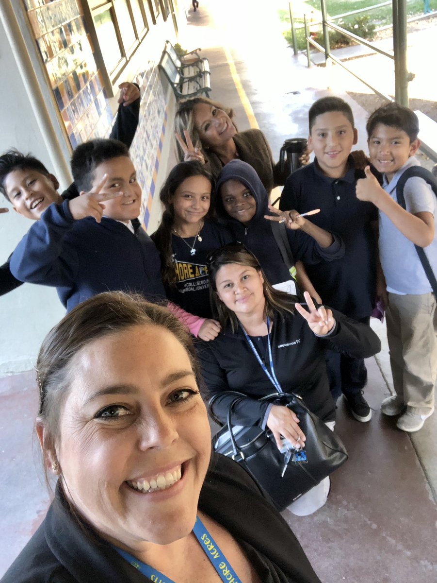 MsKoontzMDUSD's tweet image. Impromptu 5:00 photo shoot with our ASP darlings! @4mosss  #twinning #supersharkselfies #ASProcks