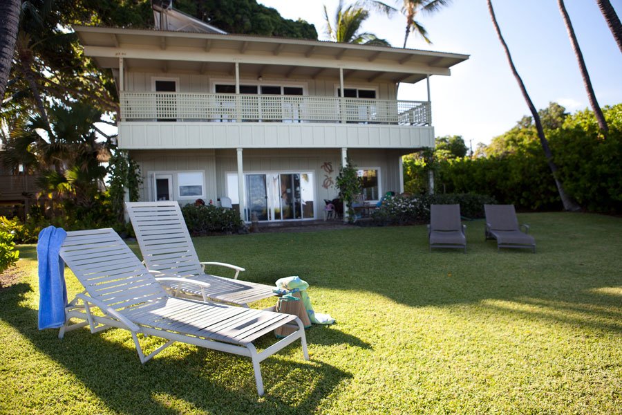 2Papayas's tweet photo. Recently remodeled and upgraded, this two-story, #oceanfront home, #BeachBanyan, offers the perfect blend of modern conveniences with old-Hawaii charm. Enjoy palm-framed sunsets with views of the neighboring island of Maui. https://t.co/l75wYIF1TV https://t.co/Ot0bTxU8NZ
