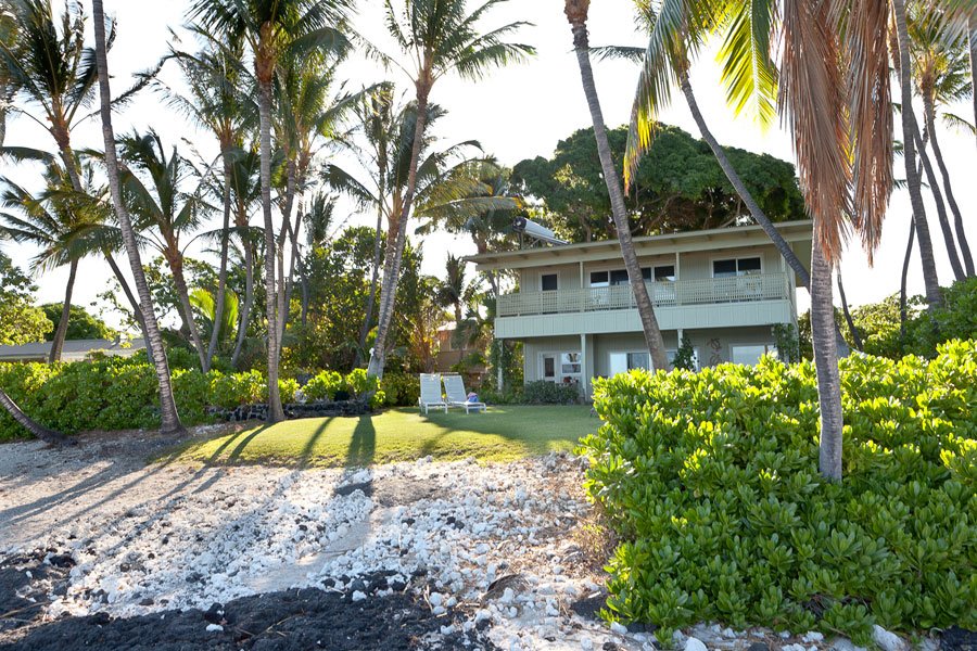 2Papayas's tweet photo. Recently remodeled and upgraded, this two-story, #oceanfront home, #BeachBanyan, offers the perfect blend of modern conveniences with old-Hawaii charm. Enjoy palm-framed sunsets with views of the neighboring island of Maui. https://t.co/l75wYIF1TV https://t.co/Ot0bTxU8NZ