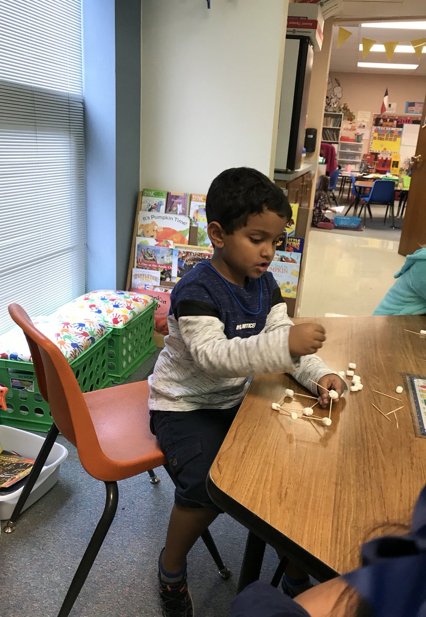 MrsHelms77's tweet photo. Thinking outside the box with shape learning! #WildAboutLearning @WhitesideElem https://t.co/Cz5HYsravI