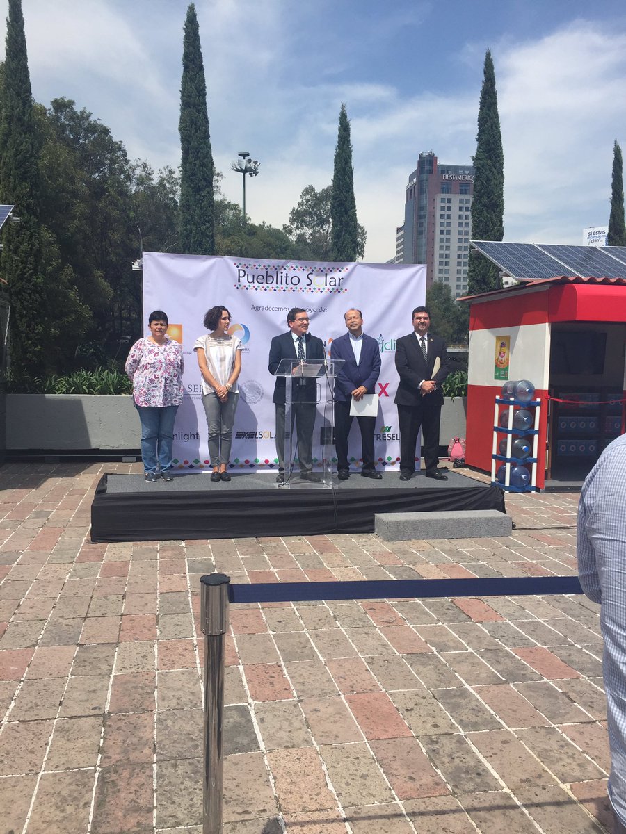 adriandima16's tweet photo. Hoy conocí personalmente a dos grandes impulsores de #GeneracionDistribuida y #ponlepaneles @M_Madrigal_M y @LeoBeltranR un honor conocerlos por fin se me hizo! Muy buena la platica y mejor la compañía @CHEQUI51 @vicfc7 @Eli_TreNez #PueblitoSolar #tresel https://t.co/7C1Oom5ZWB
