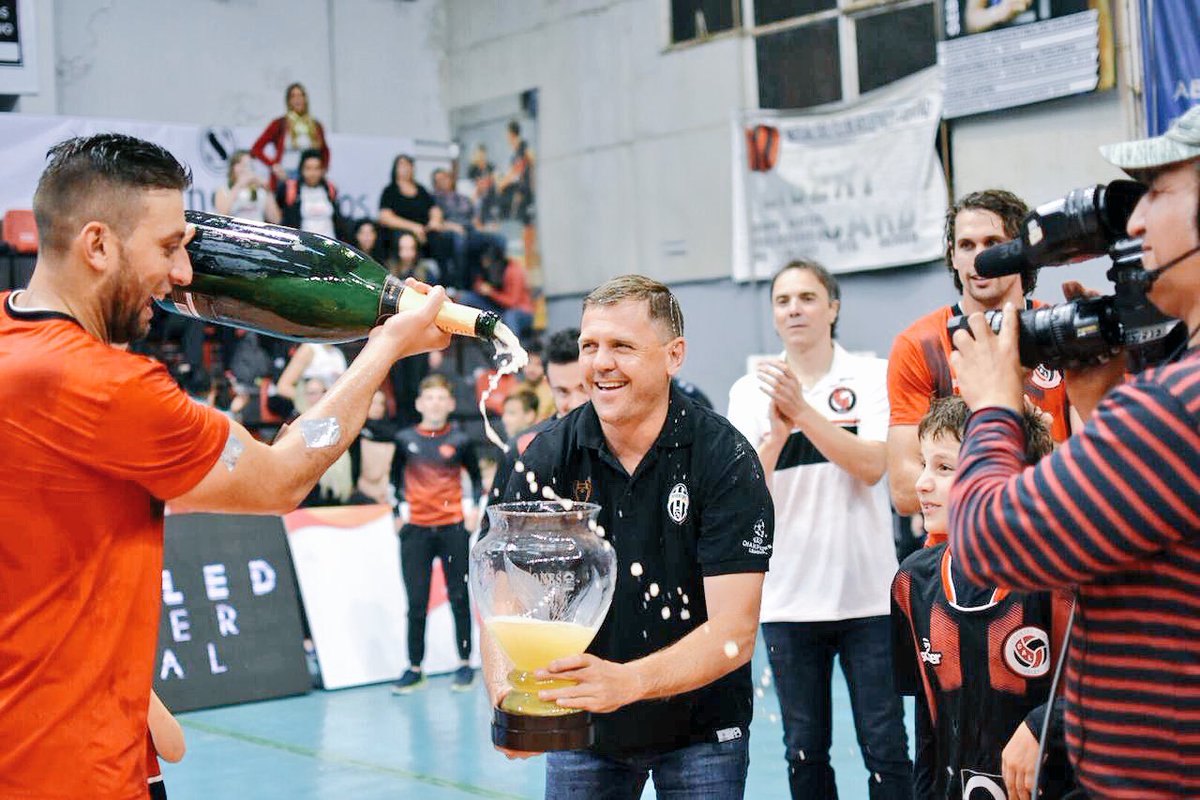 FilardiVoley's tweet photo. El copon de la felicidad 🍾 #Campeones #SupercopaMaster @LibertadBurgi #DaleLibertadBurgi 💪 #SanJeronimo #Voley https://t.co/3959VQBQqK
