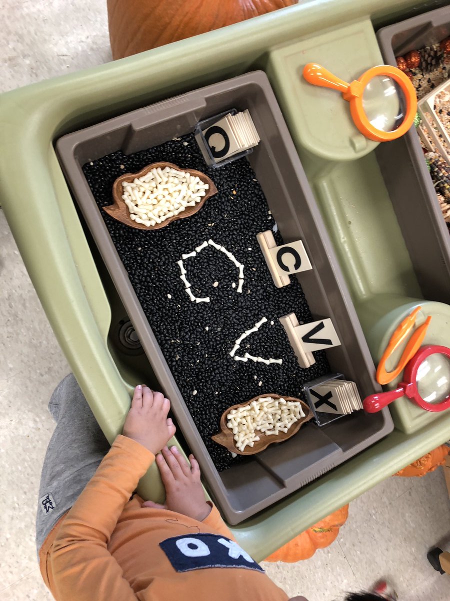 FDK_Lightning's tweet photo. Letter building in the sensory bin with black beans and acrylic bones. #dlmb #letterbuilding #sensoryplay #kindergarten https://t.co/PyAKw3y6uw