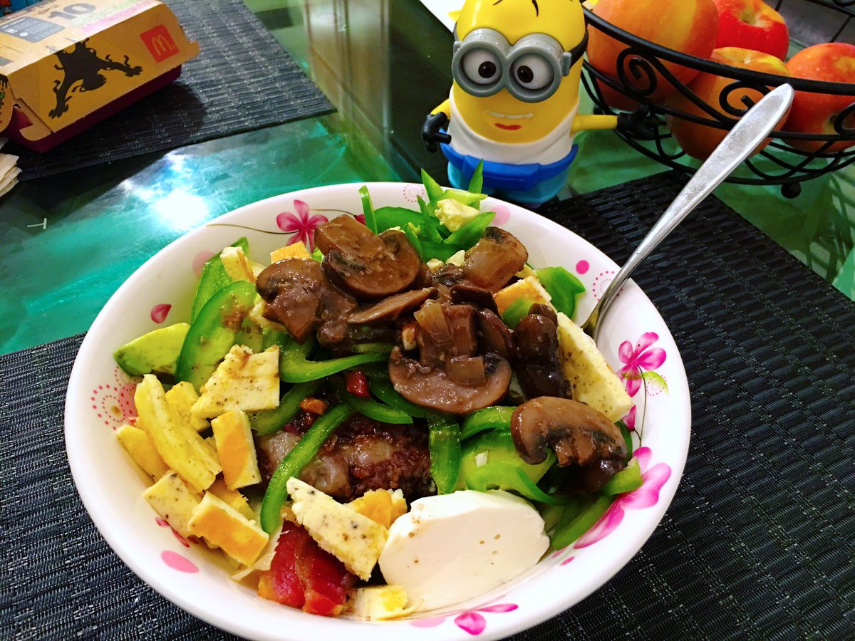 beger's tweet image. We enjoyed a very appetizing dinner with a #keto #lowcarb friendly version of a #doublesmokehouse from @McDonalds. #minions