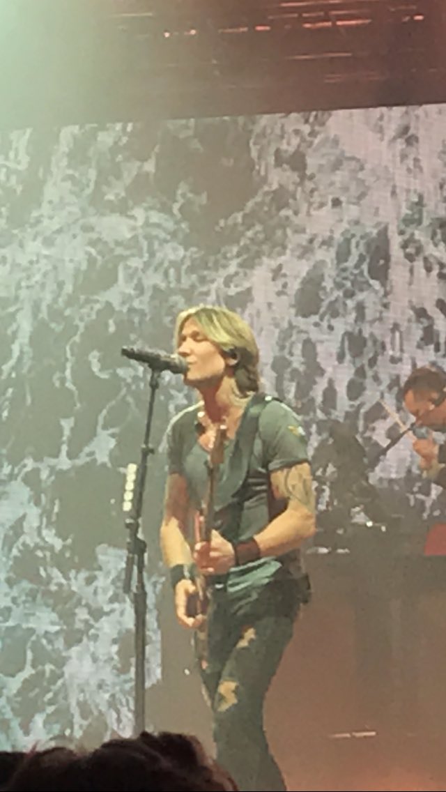 caryeades's tweet photo. Keith Urban with Kelsea Ballerini at THE RALPH last nite ! #niteoff https://t.co/WS3qshzuum