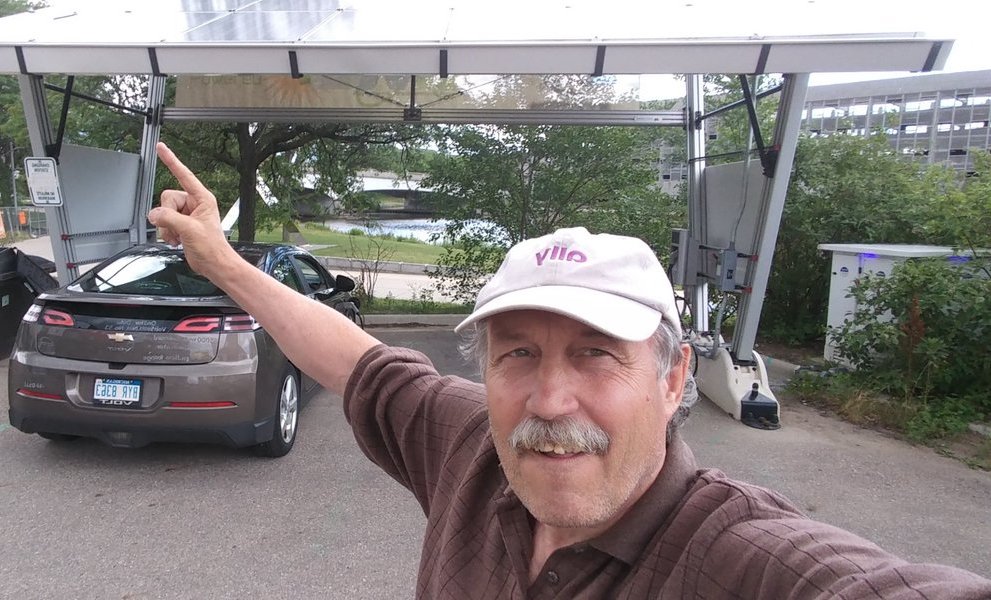 MidwestEvolve's tweet image. After 34 Years of Selling Cars, This Salesman Is Now Promoting EVs cleantechnica.com/2018/10/15/aft… via @cleantechnica #VoltEVRoadTrip #ElectricVehicles #EVs #PHEVs