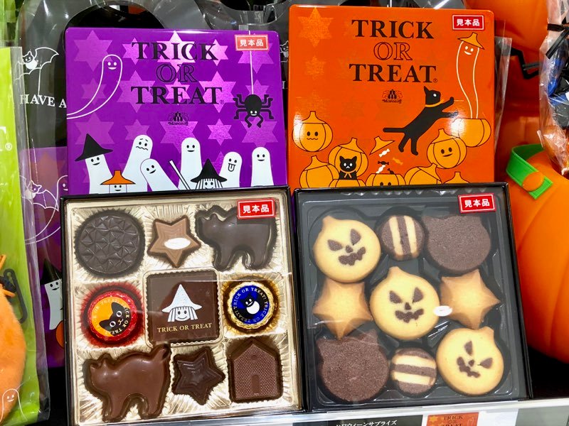 ハロウィンのスイーツが店頭をにぎわせている地下1階＜モロゾフ