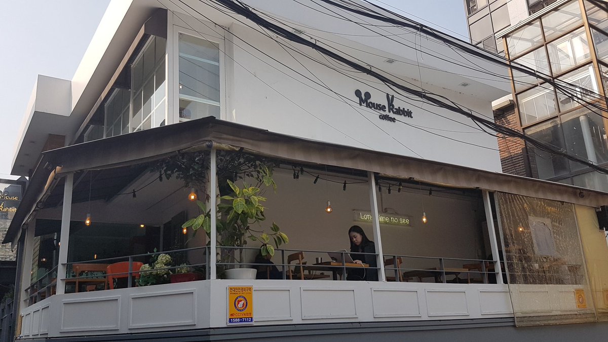 Kuropepa9's tweet photo. Definitely going back! The place is so comfy and the song playlist is so damn good #SuperJunior #MouseRabbit @shfly3424 #Yesung #recommended #nicecafe https://t.co/c7BzRYELGe