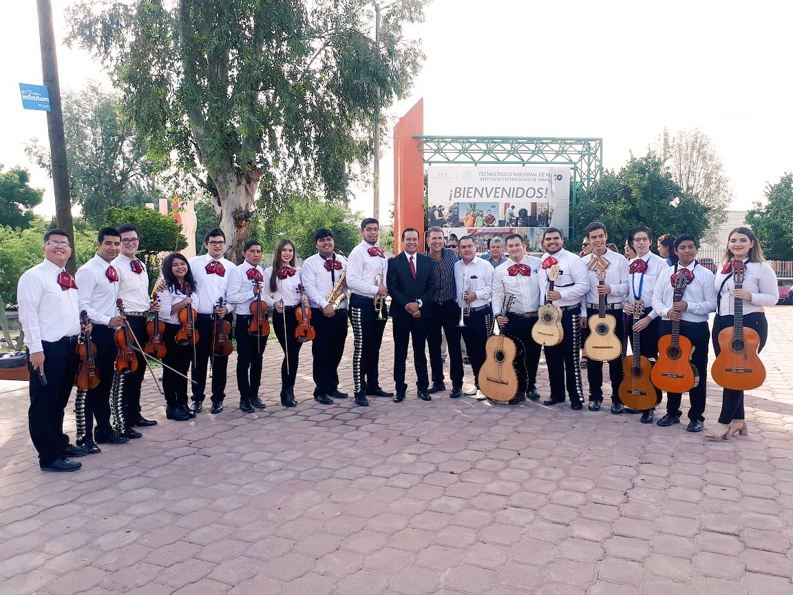 FanoCampoy's tweet photo. Ingenieros del @ITHVENADOS diseñan su propio Mariachi. Lo integran alumnos de las Ingenierías en Mecatrónica, Eléctrica, Industrial, Electrónica, Biomédica, Mecánica y Sistemas Computacionales. Y sí tocan y cantan muy bien las rancheras. #orgulloith #43años https://t.co/iR0aOID4Z1