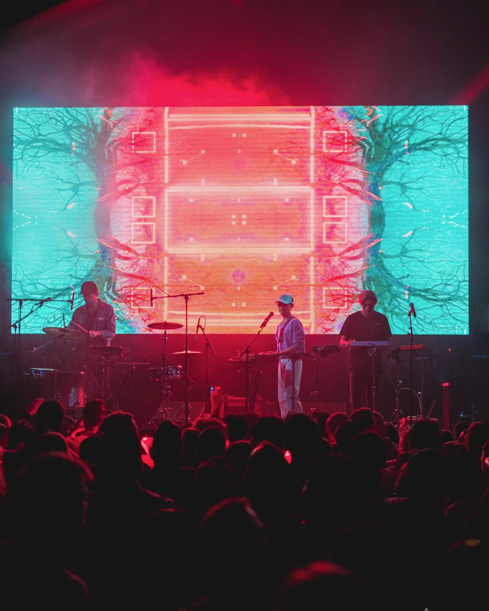 Autograf (@AutografMusic) on Twitter photo 2018-10-17 16:49:15 Who wants to hear our new song with @snbrnmusic ?? ⛓ ffm.to/moveallnight Who wants to hear our new song with @snbrnmusic ?? ⛓ ffm.to/moveallnight