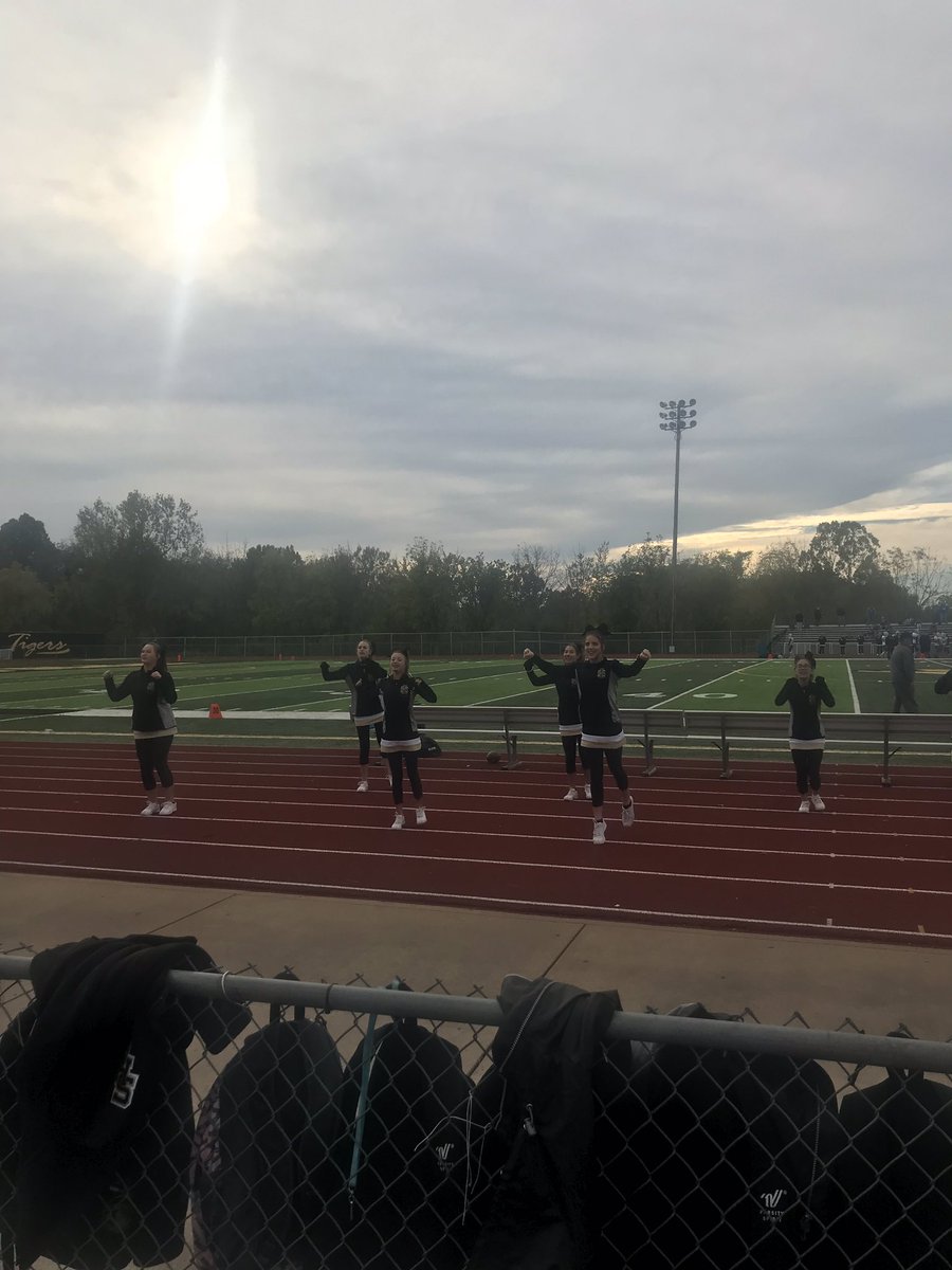 ohsjvcheer's tweet photo. Cheering for a Tiger win at our last football game of the season!🐯 https://t.co/5fBdT4mKvl