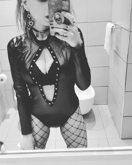 Cercasi titolo per questa foto! #simplyamanda #fetishmodel #fetishgirls #leather #latex #latexfetish<a href="/tag/simplyamanda"class="tags">#simplyamanda</a><a href="/tag/selfie"class="tags"><span>#selfie</span></a><a href="/tag/leather"class="tags"><span>#leather</span></a><a href="/tag/femdom"class="tags"><span>#femdom</span></a><a href="/tag/latex"class="tags"><span>#latex</span></a><a href="/tag/fetishmodel"class="tags"><span>#fetishmodel</span></a><a href="/tag/dominatrix"class="tags"><span>#dominatrix</span></a>