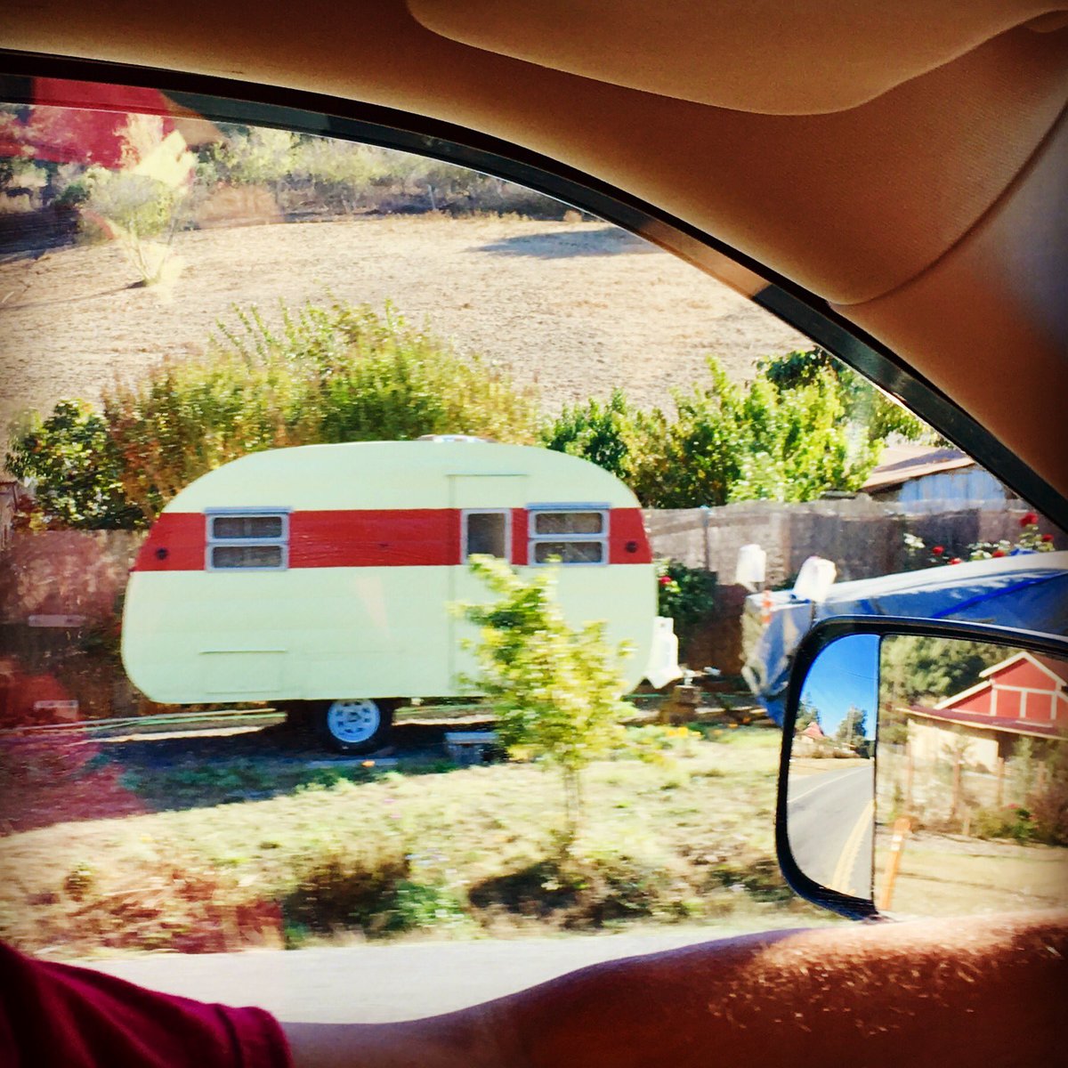 Has anyone else taken a quick photo of something along the side of the road while driving by....or is it just me? 😂😂 #funlovingrv #rvers #rvliving #smallcamper #smallcamperbiglife #cutecamper #drivebyphotos #fulltimervers #littlecamper #sideoftheroad