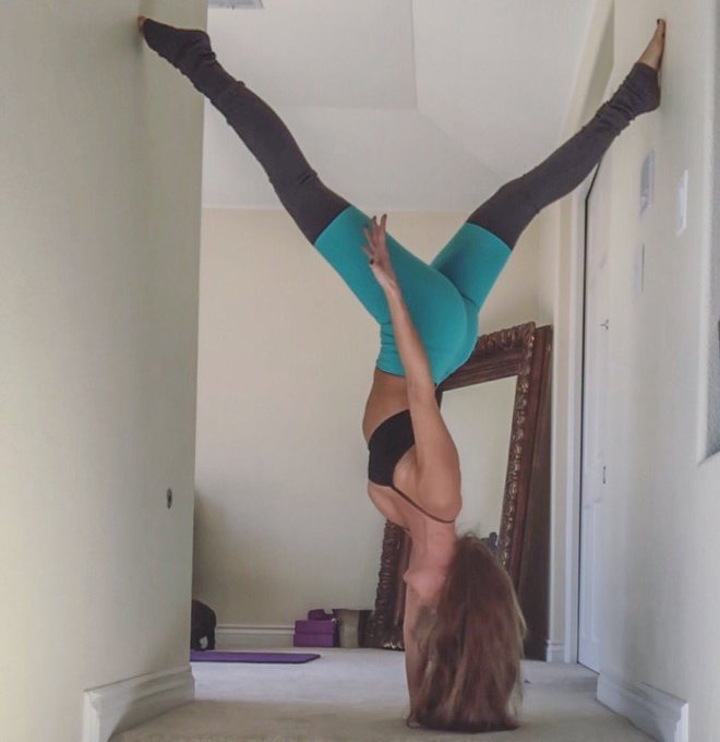Just another Manic Monday🤪 62&deg; in Vegas means it&rsquo;s time to bring out the sweater leggings 👌#lifesbetterupsidedown<a href="/tag/aloyoga"class="tags"><span>#aloyoga</span></a><a href="/tag/practicepracticepractice"class="tags"><span>#practicepracticepractice</span></a><a href="/tag/lifesbetterupsidedown"class="tags"><span>#lifesbetterupsidedown</span></a>