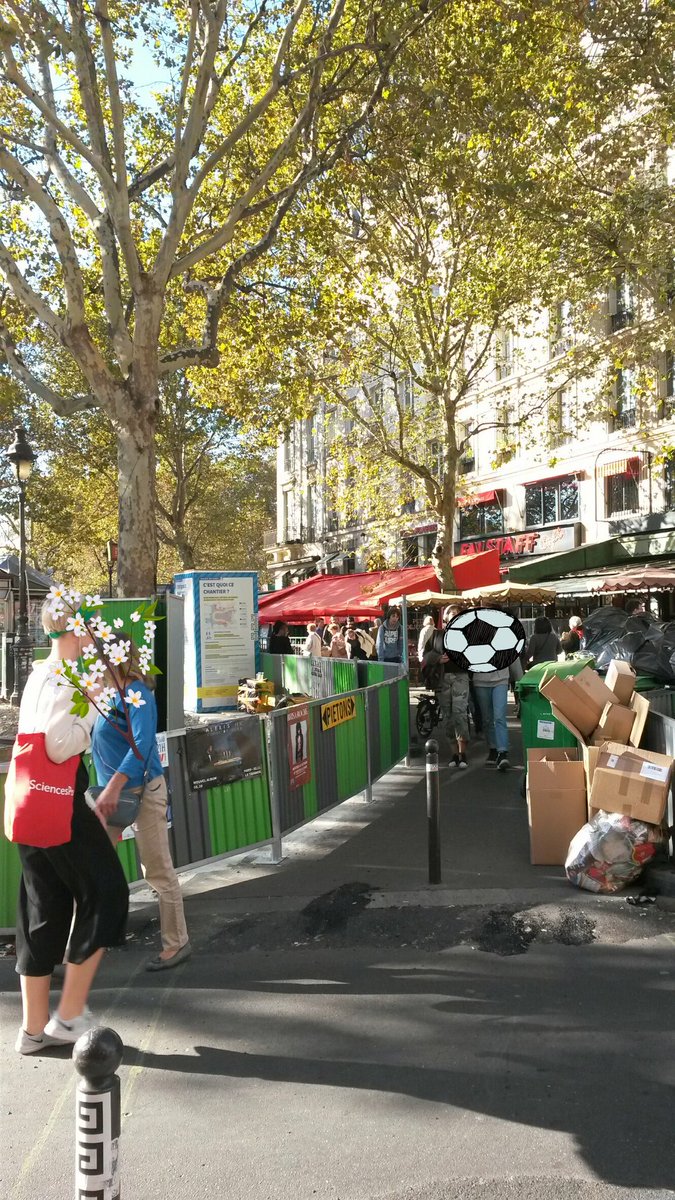 quatorzienne's tweet photo. Voilà la situation actuelle pour les piétons qui traversent la place de la #bastille pendant les #travaux . Merci @paris le vélo c'est bien mais que faites vous pour les piétons? https://t.co/dzdevg6zY0