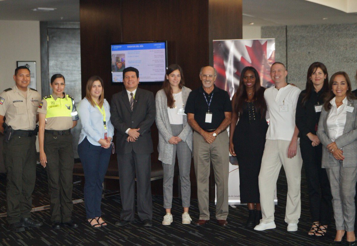 #VinculaciónECU911 | 

El Director Zonal de Operaciones @CesarLlaguno expuso el Modelo de Gestión del Servicio Integrado de Seguridad #ECU911, durante la Convención anual “Wardens Conference“ región Costa 2018, organizado por la Embajada de Canadá en Ecuador.