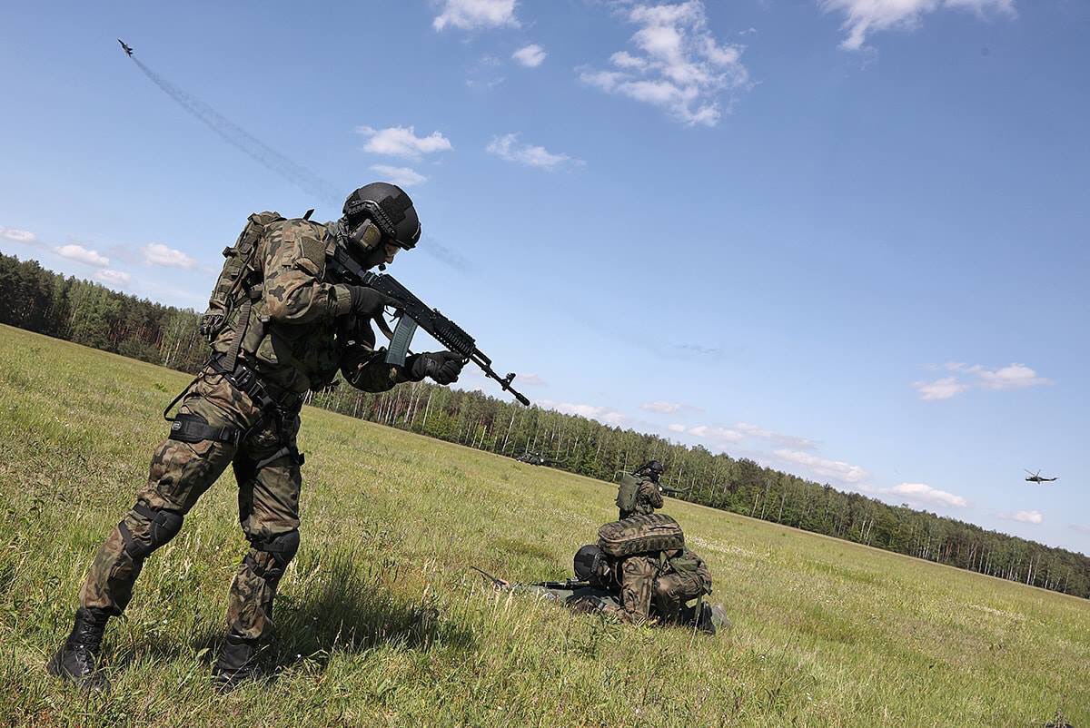 JedrzejTomczak's tweet photo. #Polish🇵🇱 Armed Forces 23rd &amp; 56th Airbases in action:
✅#MiG29 fighters
✅#Mi24 helicopters
✅#W3PL #Głuszec helicopters
#23BLT #56BLot #WojskoPolskie 
(📸 by @BartekBera) https://t.co/YRHcSohced