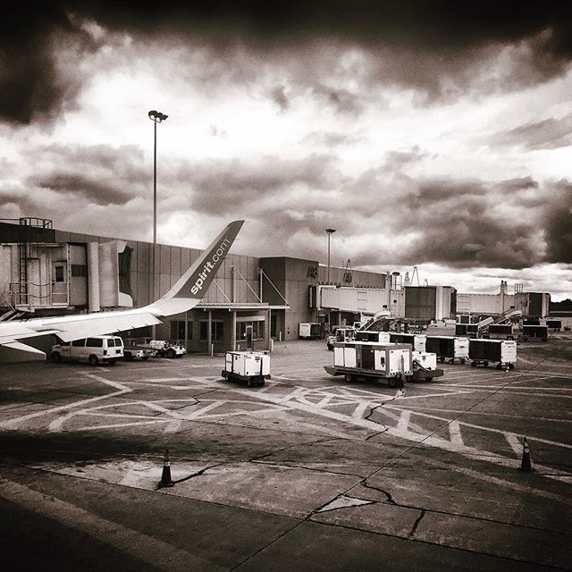 jonrezin's tweet photo. Homeward bound! Leaving a cloudy cleveland airport headed back to #california enjoyed a couple weeks of recharging with family and friends. Got some great mixes done as well. Spending time surrounded by ones we love is always a vacation... even when it’s cold outside. #homew… https://t.co/go9RHJhrKR