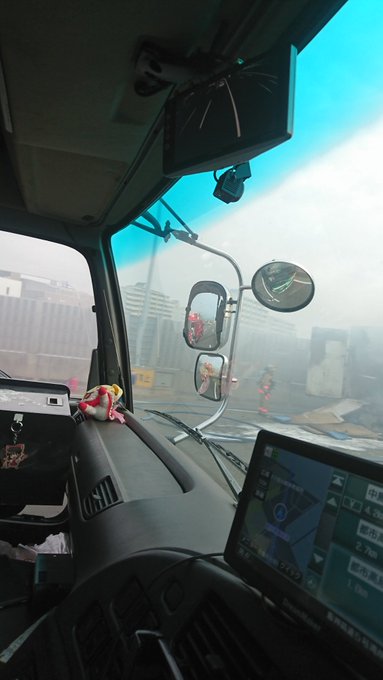 車両火災 阪神高速道路の湾岸線上り鳴尾浜入り口付近でトラックの車両火災が起きる事故発生 その影響で左側2車線が規制中になり渋滞 まとめダネ