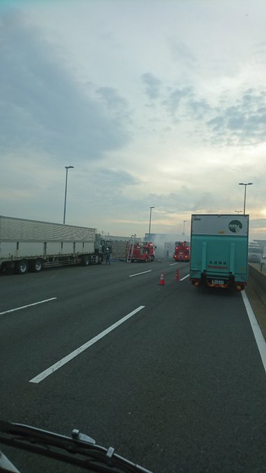 車両火災 阪神高速道路の湾岸線上り鳴尾浜入り口付近でトラックの車両火災が起きる事故発生 その影響で左側2車線が規制中になり渋滞 まとめダネ