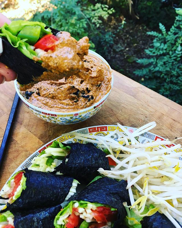 TannyRaw's tweet photo. #TANNYRAW 
Raw Nori Veggie Rolls 
Sauce .... in blender combine 
2 large tomatoes 
1/4 cup soaked and drained walnuts 
2 -3 tbs lemon juice 
3 tbs sun dried tomatoes  soaked for an hour in 1/4 cup water - use soaking water too in recipe 
1 tbs wakame  Seaweed 
Chili powde https://t.co/XPSlSkb6ya