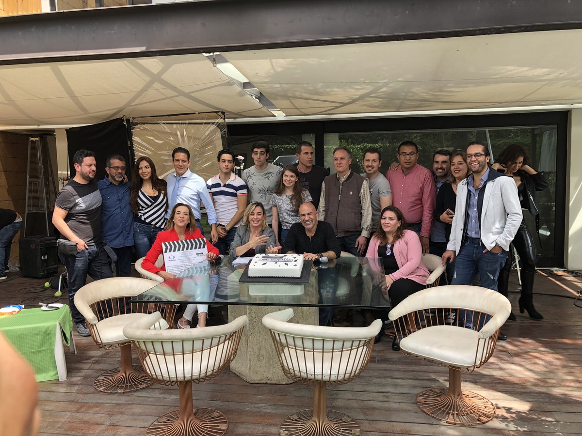 Canal_Estrellas's tweet photo. Bajo la producción de @MartinezGeno y @EmmanuelDuprez, este lunes se dio el claquetazo oficial de #EstaHistoriaMeSuena que saldrá al aire el 12 de noviembre #ConLasEstrellas. Conducirá @lajosa https://t.co/Anrm1qFavX