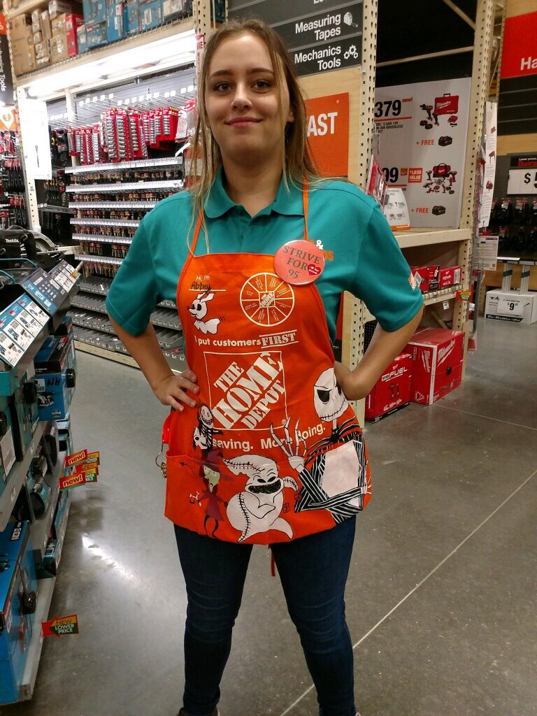 TaylorK_HD's tweet photo. CAM apron decorating contest participants https://t.co/yY3vo9UEbP