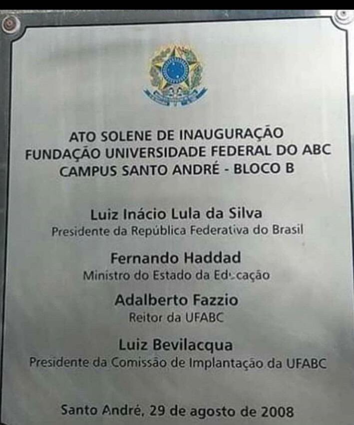 Haddad_Fernando's tweet photo. Temos recebido muitas fotos de estudantes com placas das universidades que inauguramos. É um grande orgulho poder ver o jovem tendo acesso à universidade e saber o quanto transformamos a realidade de quem antes não tinha a oportunidade de ter um diploma. https://t.co/qpTFG6J2j7