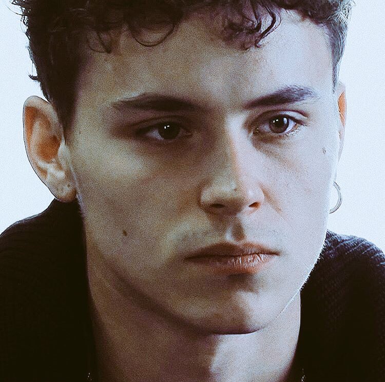 𝘀𝘁𝗿𝗼𝗻𝗴, 𝖺 𝗌𝗂𝖽𝖾 𝗈𝖿 𝗆𝖾 𝗒𝗈𝗎 𝗇𝖾𝗏𝖾𝗋 𝖿𝗈𝗎𝗇𝖽.

                   — ☽  —

       𝖼𝖺𝗎𝗌𝖾 𝗒𝗈𝗎 𝗈𝗇𝗅𝗒 𝗌𝖾𝖾 𝗆𝖾 𝗐𝗁𝖾𝗇 𝗆𝗒 𝗀𝗎𝖺𝗋𝖽 𝗂𝗌 𝗱𝗼𝘄𝗻.