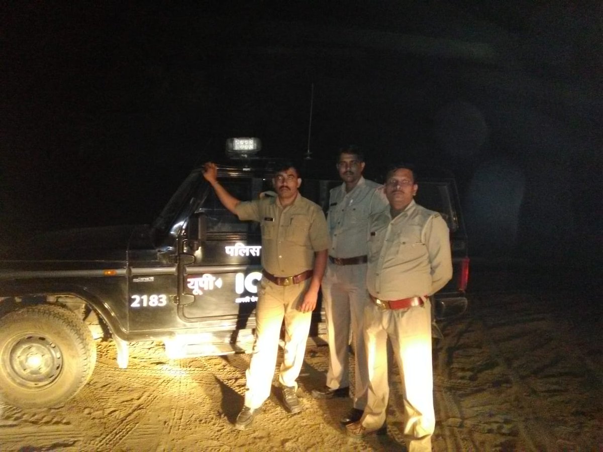 MjChoudhary4's tweet photo. गाजियाबाद
मसूरी की पीआरवी 2183 गाड़ी के चालक सुधीर अत्रि, कॉन्स्टेबल अरुण कुमार, कॉन्स्टेबल अभिषेक ने पकड़ी 27 पेटी अवेध शराब।
खा��ी प्लाट में मिट्टी में दबी थी शराब की पेटियां।
मुखबिर की सूचना पर मिट्टी खोदकर निकाली 27 पेटी अवेध शराब। गस्त के दौरान।
भोजपुर पुलिस को दिखाया आईना https://t.co/HIxb7GyrE0