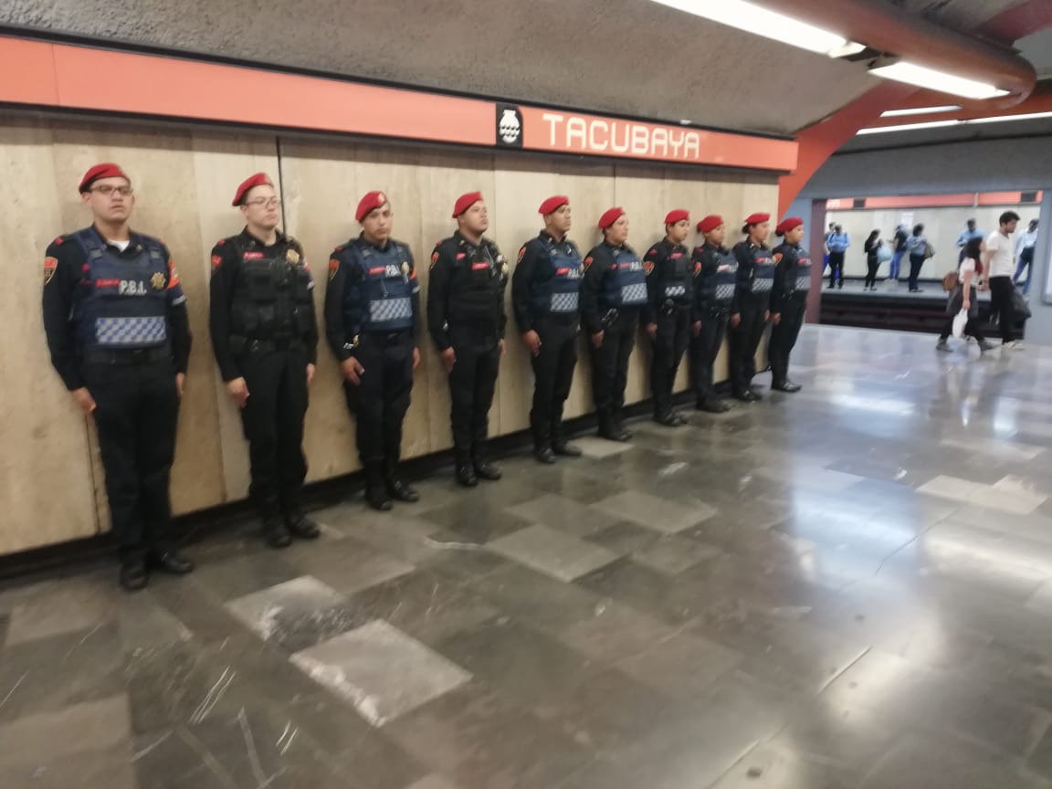 MetroCDMX's tweet photo. @Mr_Ruffo @SSP_CDMX Personal de seguridad se encuentra ubicado en andenes y trenes de #L7 para inhibir delitos. https://t.co/Vh8nJxwAqq