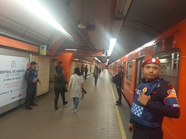 MetroCDMX's tweet photo. @Mr_Ruffo @SSP_CDMX Personal de seguridad se encuentra ubicado en andenes y trenes de #L7 para inhibir delitos. https://t.co/Vh8nJxwAqq