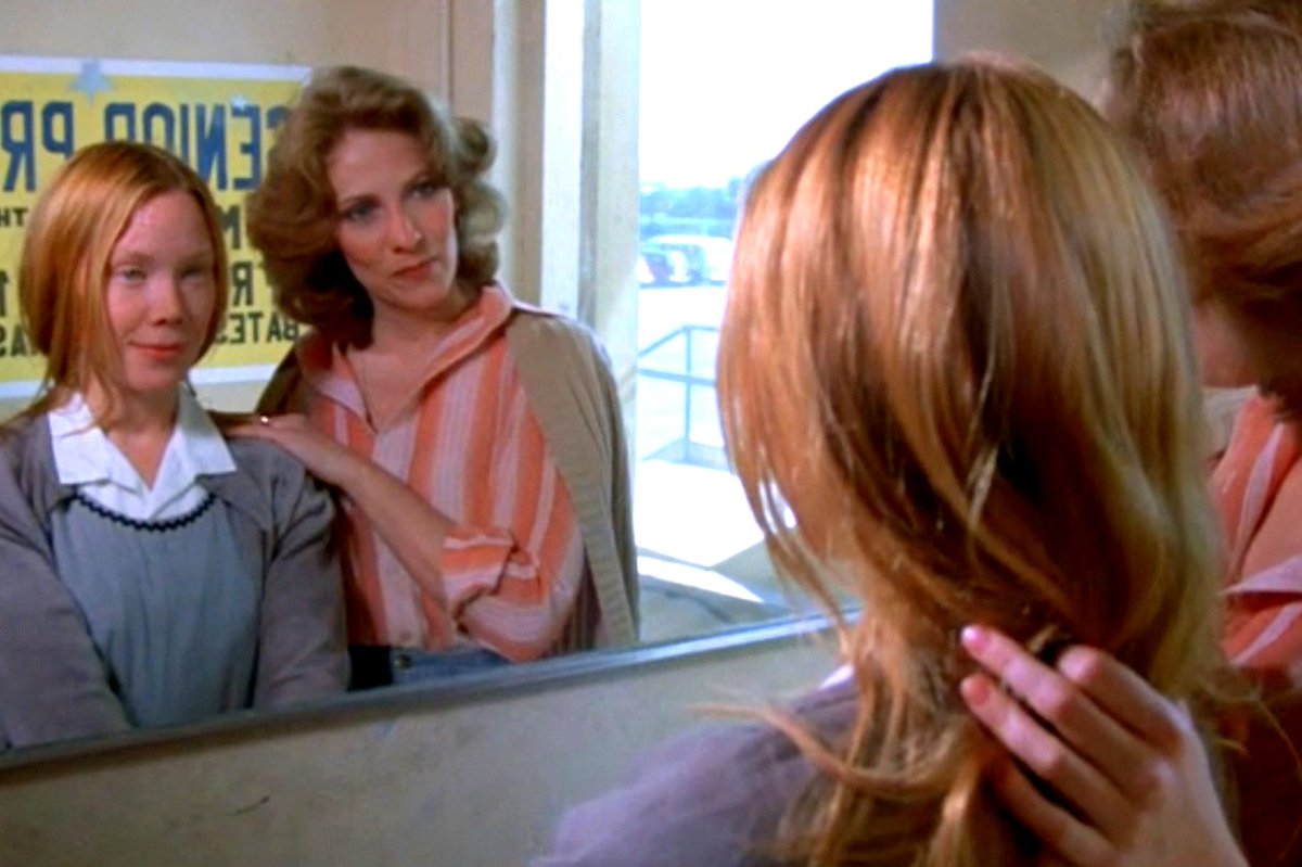 セイドンネ Sur Twitter 27歳で高校生役といえば 思い出されるのが キャリー のシシー スペイセク よく映画雑誌に豆知識として書いてあった なんたる素材力 因みに先生役の ベティ バックリーは当時29歳 シシーより２歳年上 演技ってすごい