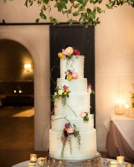 PartySlate's tweet photo. Alternating, colorful floral bulbs draw your eye up this beautiful, all white wedding cake. Surrounded by votives and placed on an ornate holder, this presentation is priceless! || Photographer: @elizabethdondisphotography | Venue: @ilmercatonola || #PartySlate #PartySlatePro https://t.co/IsWkYv787B