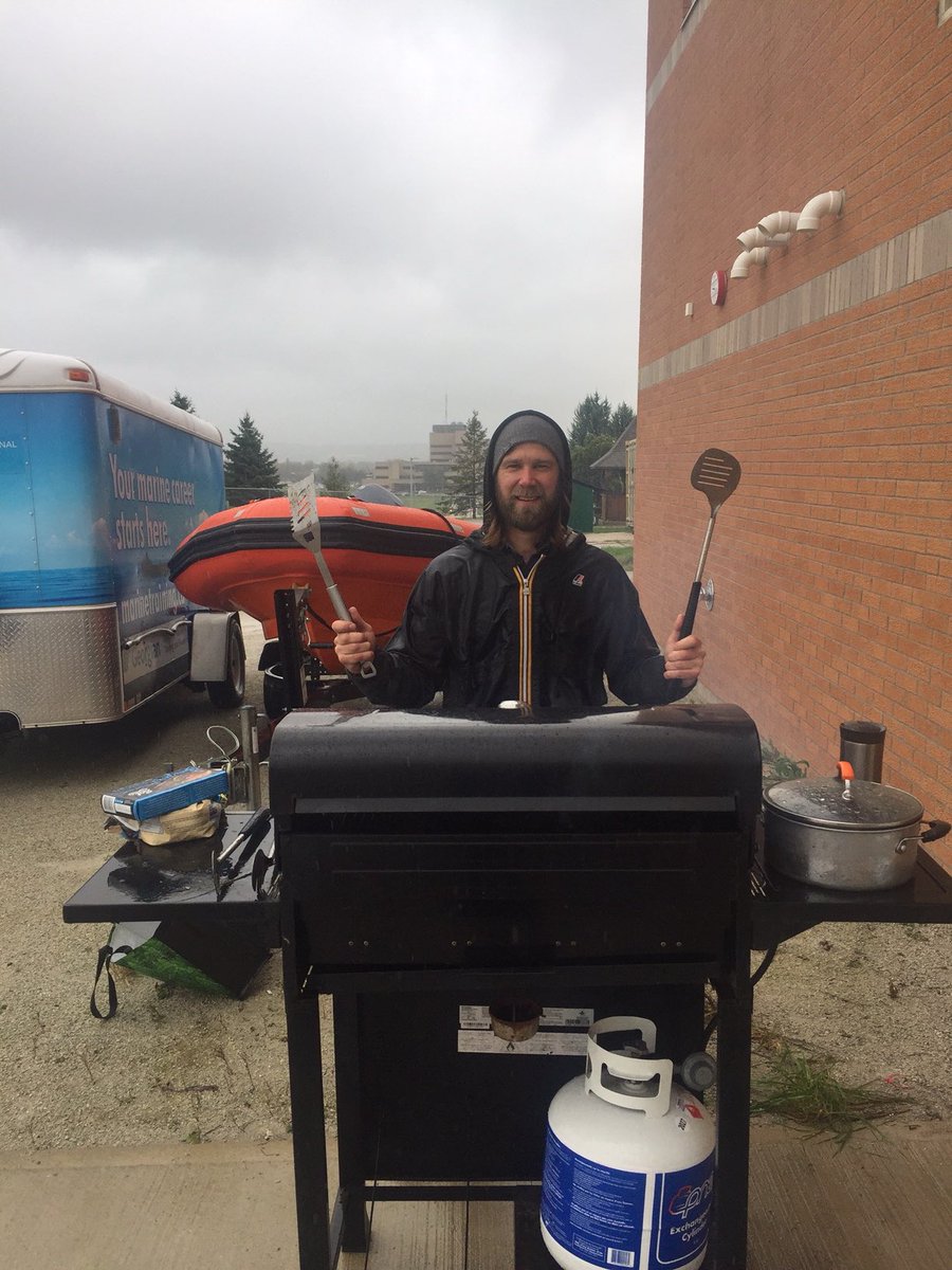 Rain or shine, Owen Sound campus celebrates faculty. Thanks to the grill master, Jesse. #StandWithFaculty #15andFairness #ONPoli