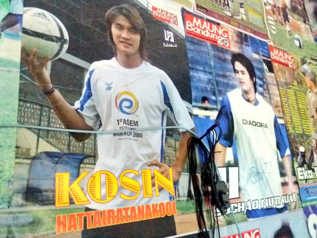 Deanwarsapta's tweet photo. Masih edisi mengenang Kosin Shintaweechai Hattairatanakool. Kebetulan masih aman nempel di tembok kamar 😅😁😂 Cc @persib @Changsuek_TH @ThaiFootballs @badboysbdg_ @officialvpc @BobotohID @wearepersibfans Tembuskeun ka om @jamril_nursehan @kangope #Kosin #THELASTSAVE https://t.co/qXWjBFlVCT