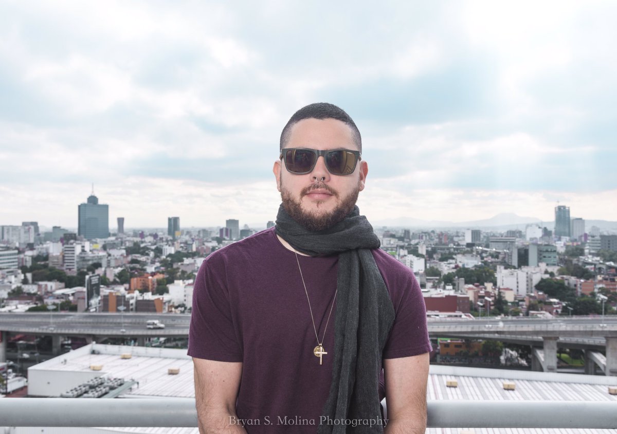 BryanS_Molina's tweet photo. En el día 3 Contre y @MauniVilla entraron al estudio grabar las voces del nuevo material, así que técnicamente desaparecieron por casi el resto del viaje. Ultima vez que se les vio: esa mañana en el balcón de la habitación... jaja https://t.co/SFj8doZDmC