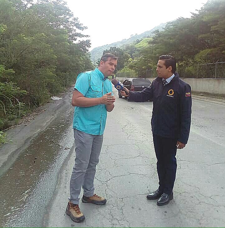 EquipoSucre's tweet photo. Concejal @JuancaVidal denuncia abandono en vías adyacentes a la Autopista Gran Mariscal de Ayacucho https://t.co/xstU34BfxO… https://t.co/rAqmkmYHB5